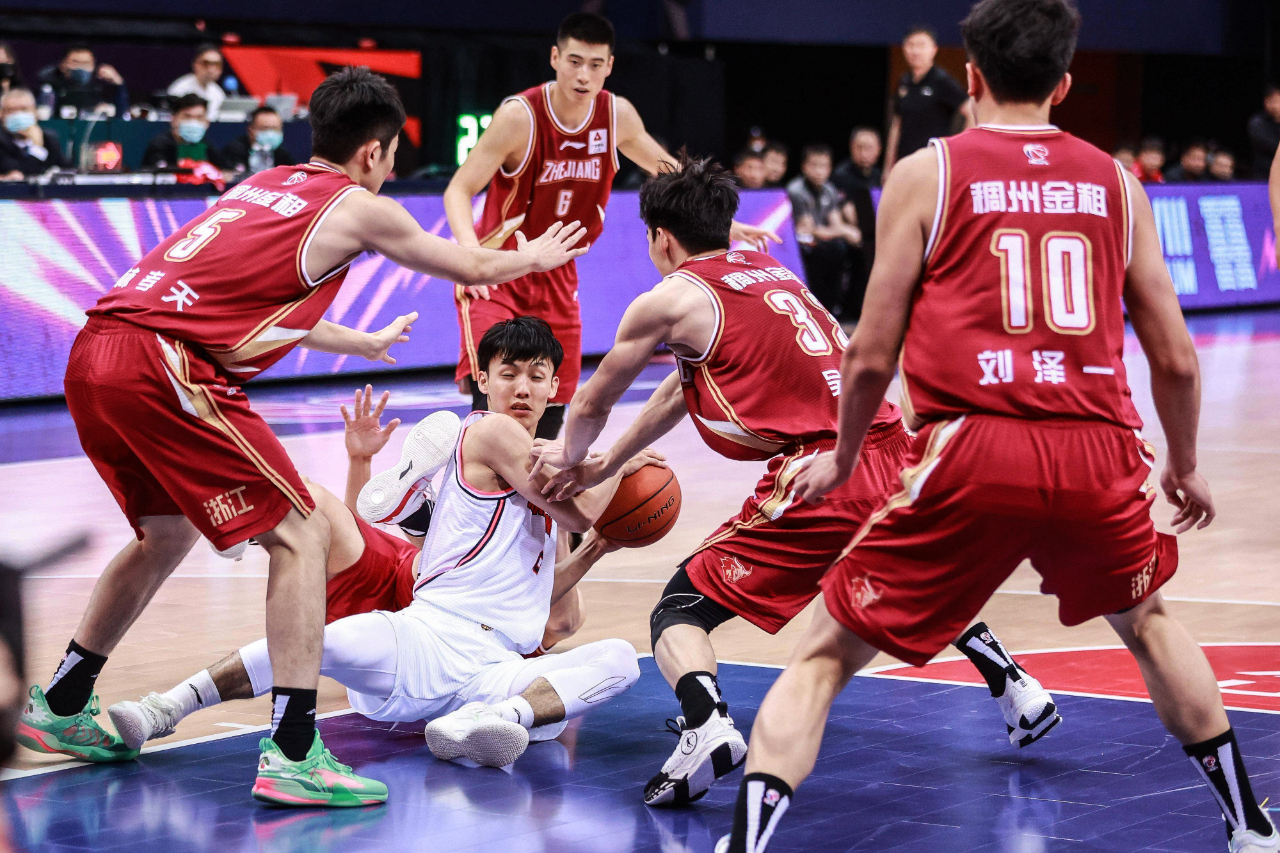 今晨体能课后，巴塞罗那回应争议备战CBA常规赛，态度坚定，医务组通报恢复的简单介绍