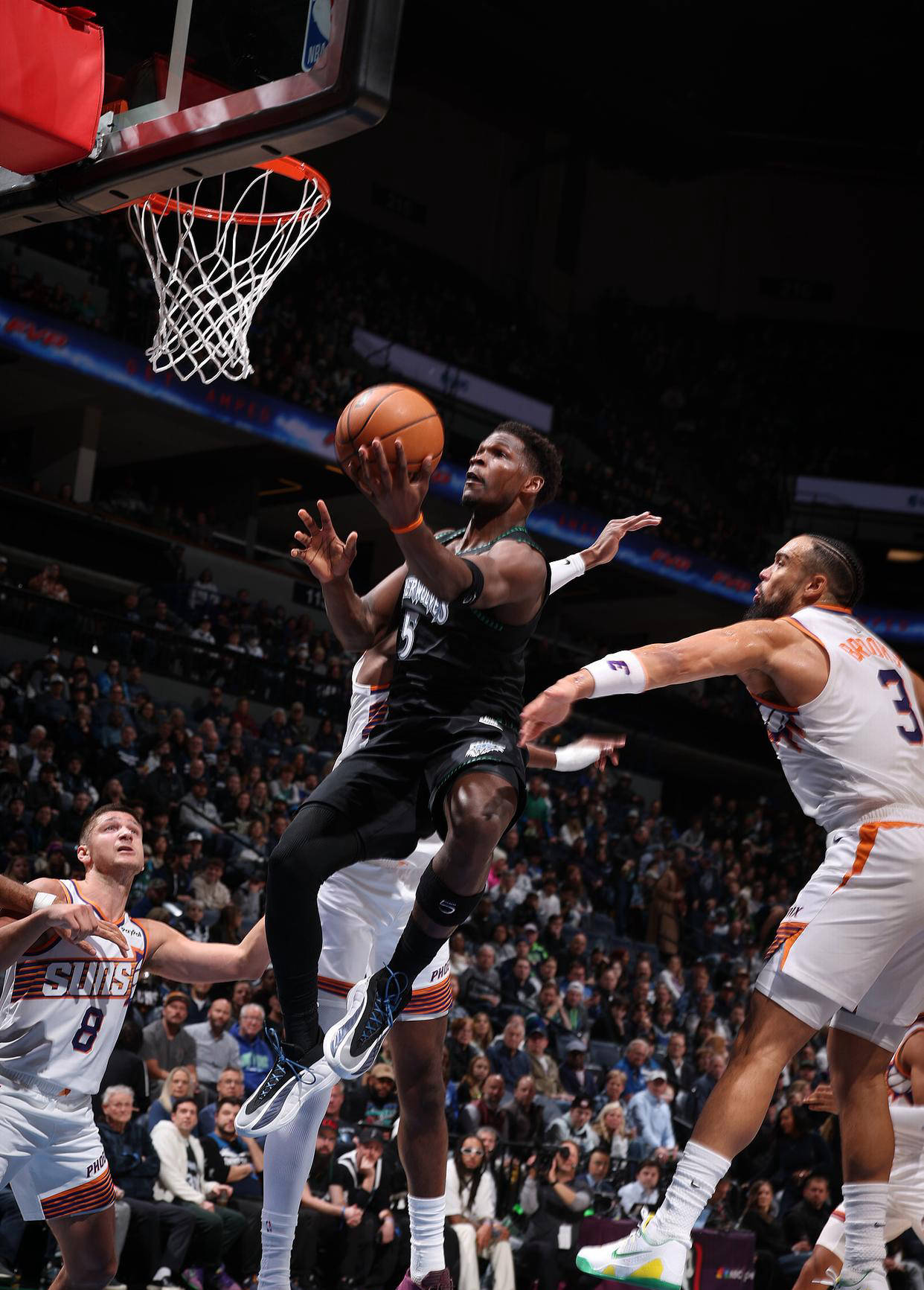 关于明尼苏达森林狼训练开放日；冲刺阶段扳平良机引欢呼；NBA季后赛在即；更衣室氛围转暖的信息